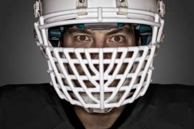 Futbolcu siyah üniforma ile