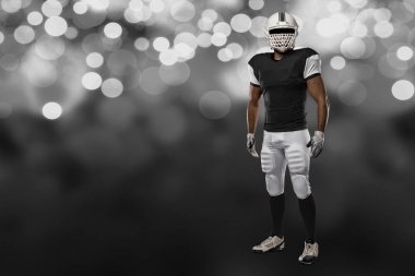 Futbolcu siyah üniforma ile