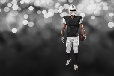 Futbolcu siyah üniforma ile