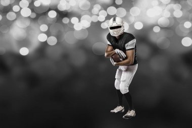 Futbolcu siyah üniforma ile