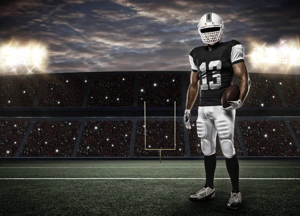 Futbolcu siyah üniforma ile