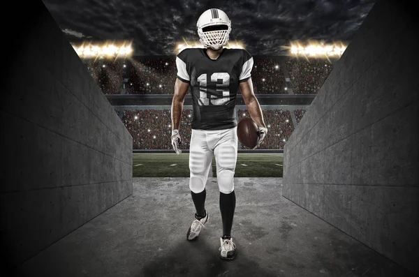 Futbolcu siyah üniforma ile