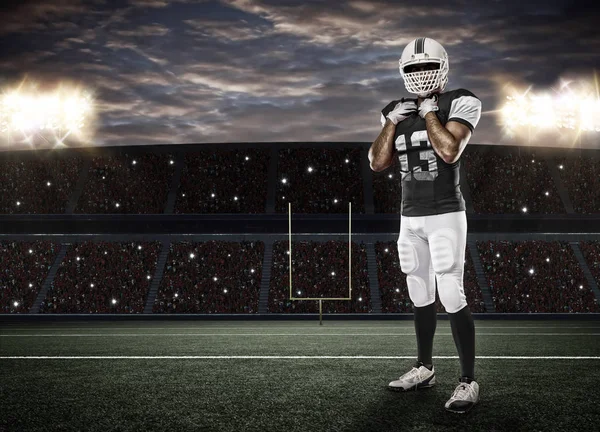 Futbolcu siyah üniforma ile