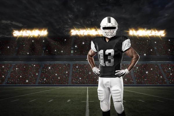 Futbolcu siyah üniforma ile