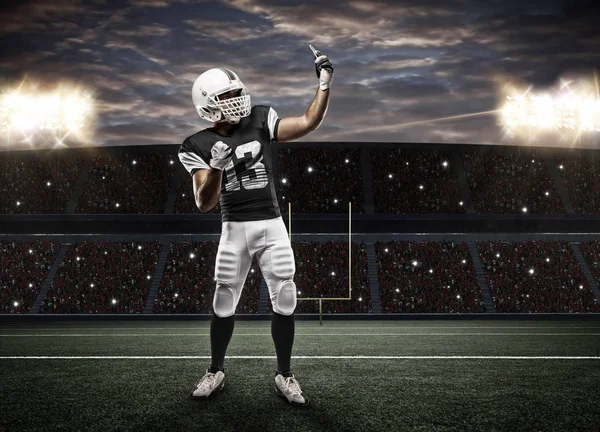 Futbolcu siyah üniforma ile