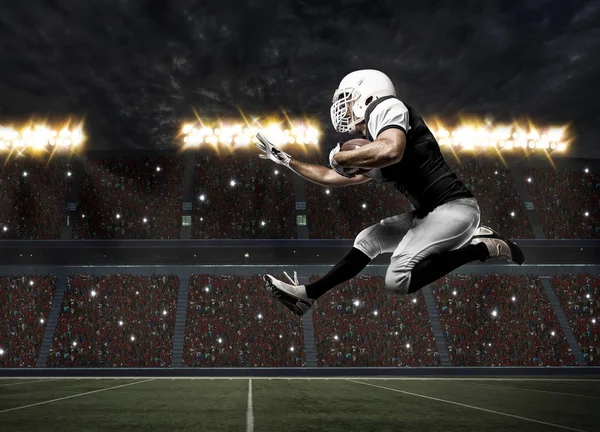 Futbolcu siyah üniforma ile