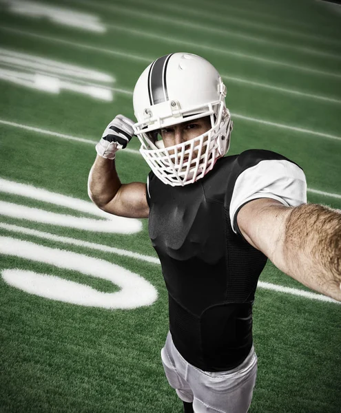 Futbolcu siyah üniforma ile