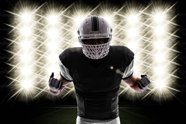 Futbolcu siyah üniforma ile