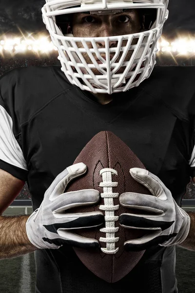 Futbolcu siyah üniforma ile