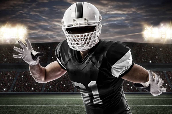 Futbolcu siyah üniforma ile