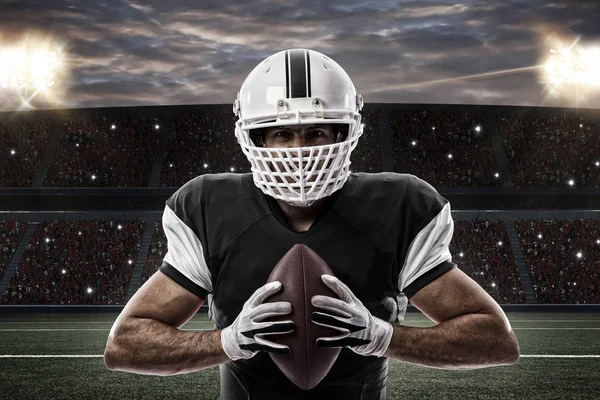 Joueur de football avec un uniforme noir — Photo