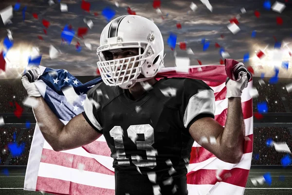 Futbolcu siyah üniforma ile