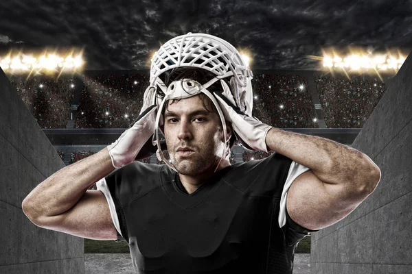 Futbolcu siyah üniforma ile