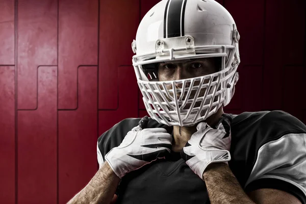 Jogador de futebol com um uniforme preto — Fotografia de Stock