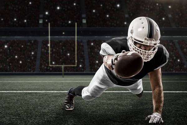 Futbolcu siyah üniforma ile