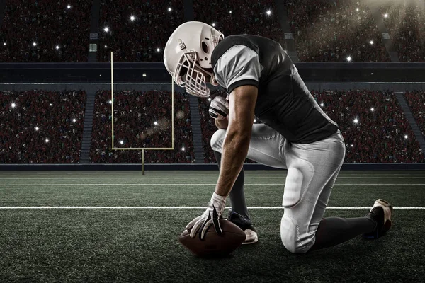 Futbolcu siyah üniforma ile