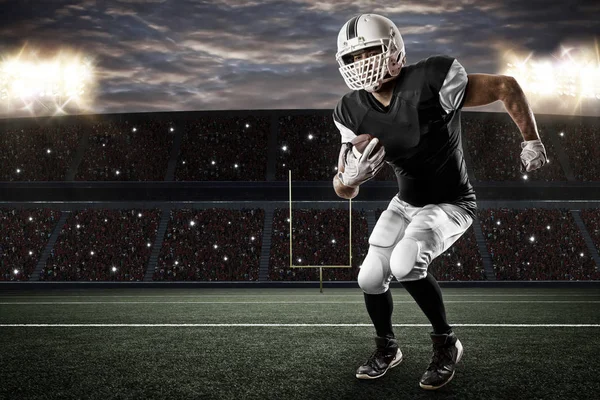 Futbolcu siyah üniforma ile