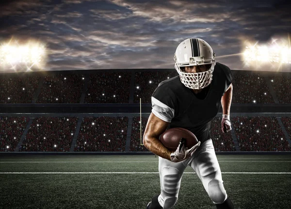 Futbolcu siyah üniforma ile