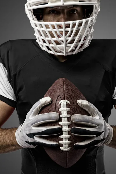 Joueur de football avec un uniforme noir — Photo