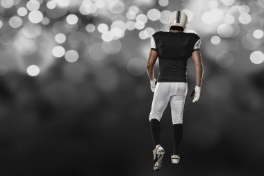 Futbolcu siyah üniforma ile