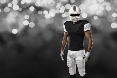 Futbolcu siyah üniforma ile