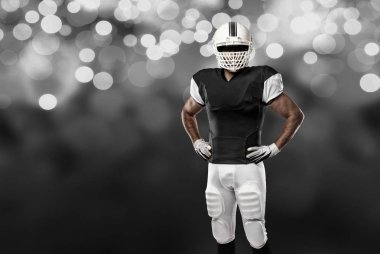 Futbolcu siyah üniforma ile