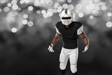 Futbolcu siyah üniforma ile