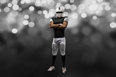 Futbolcu siyah üniforma ile