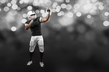 Futbolcu siyah üniforma ile