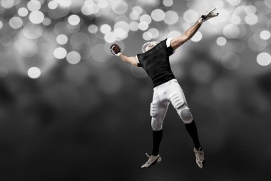 Futbolcu siyah üniforma ile