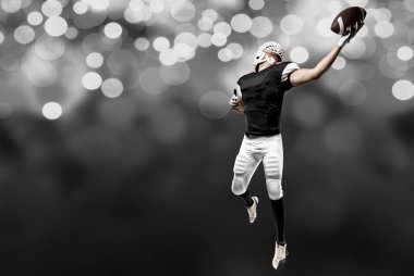 Futbolcu siyah üniforma ile