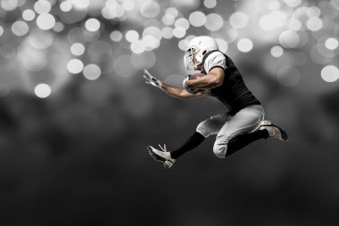 Futbolcu siyah üniforma ile