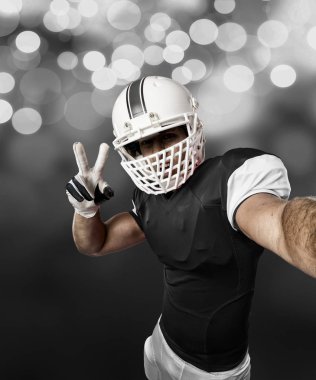 Futbolcu siyah üniforma ile