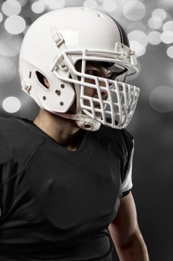 Futbolcu siyah üniforma ile