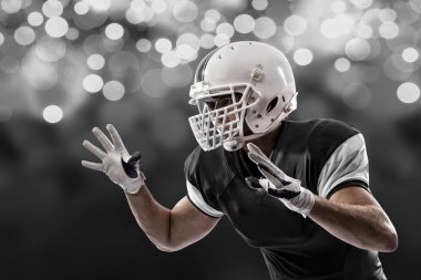 Futbolcu siyah üniforma ile