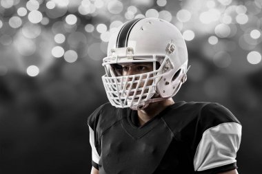 Futbolcu siyah üniforma ile