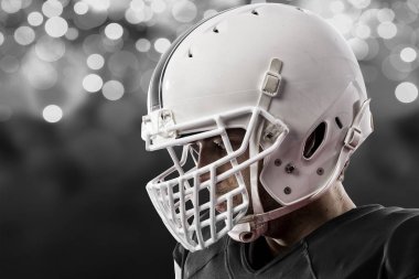 Futbolcu siyah üniforma ile