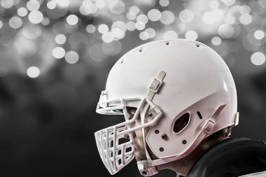 Futbolcu siyah üniforma ile