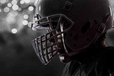 Futbolcu siyah üniforma ile