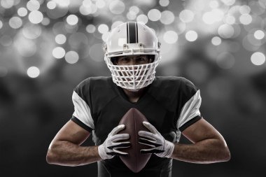 Futbolcu siyah üniforma ile