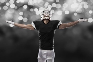 Futbolcu siyah üniforma ile