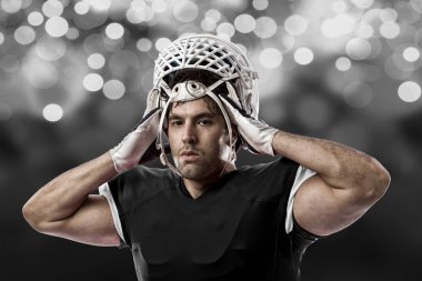 Futbolcu siyah üniforma ile