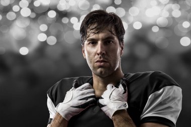 Futbolcu siyah üniforma ile