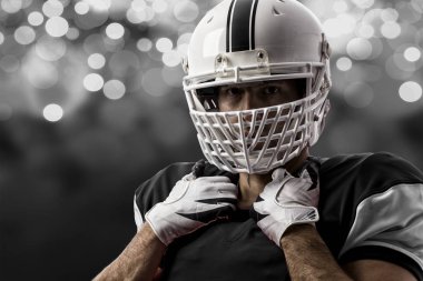 Futbolcu siyah üniforma ile