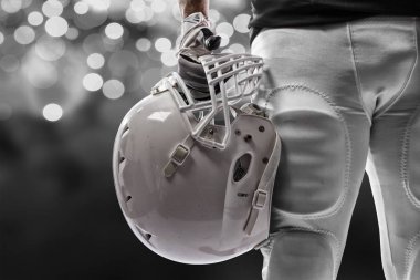 Futbolcu siyah üniforma ile