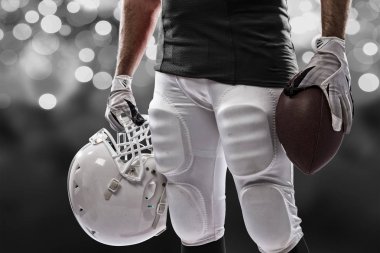 Futbolcu siyah üniforma ile