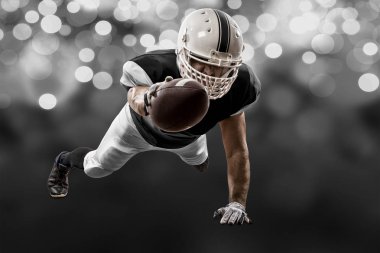 Futbolcu siyah üniforma ile