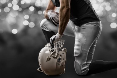 Futbolcu siyah üniforma ile