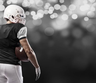 Futbolcu siyah üniforma ile