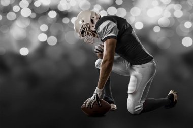 Futbolcu siyah üniforma ile